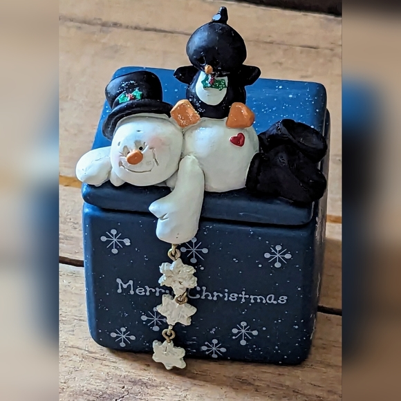 Cute Vintage Snowman Candle With Lid and Snowflake Dangles - Picture 3 of 11